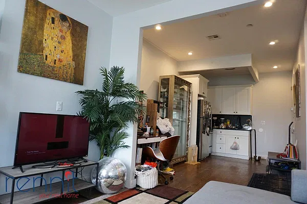 Rented by Rennit Inc. | media 50
