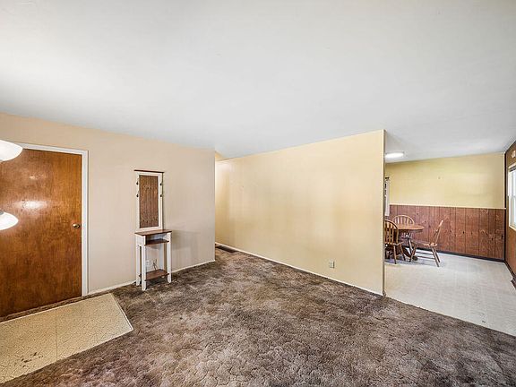 4th image of 831 Essex Ln