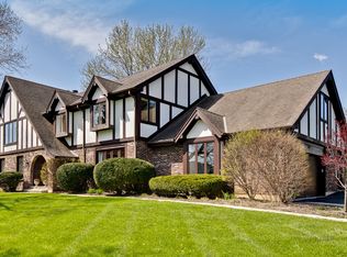 15 Cambridge Dr, Hawthorn Woods, IL 60047