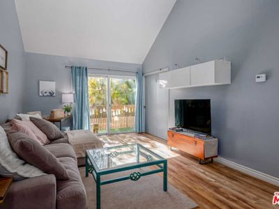 22330 Victory Blvd APT 806, Woodland Hills, CA, 91367