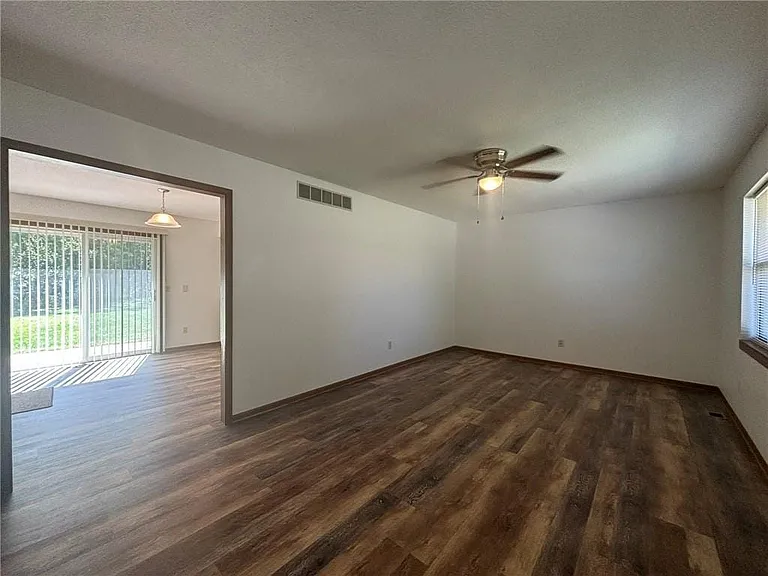 3928 Messanie St — Photo 3
