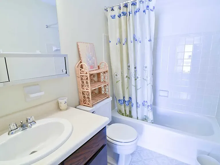 Woodlake Village Apartments — Photo 14