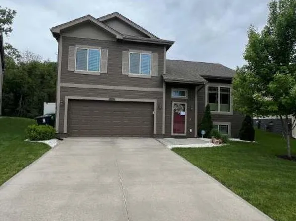 9215 Summit St, Omaha, NE 68122