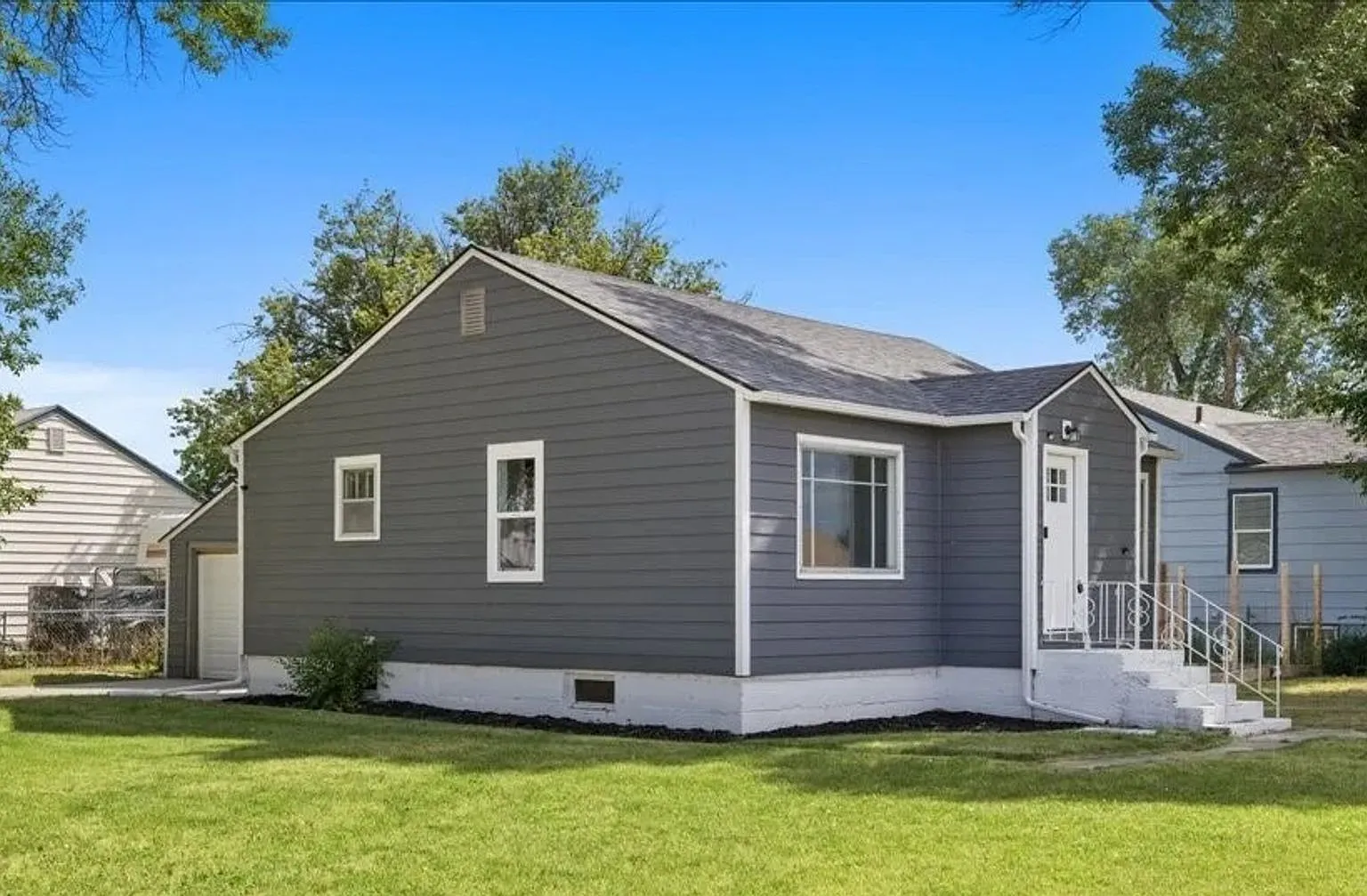 2 Bed / 1 Bath Corner Lot Full Basement & Detached Garage — Photo 2