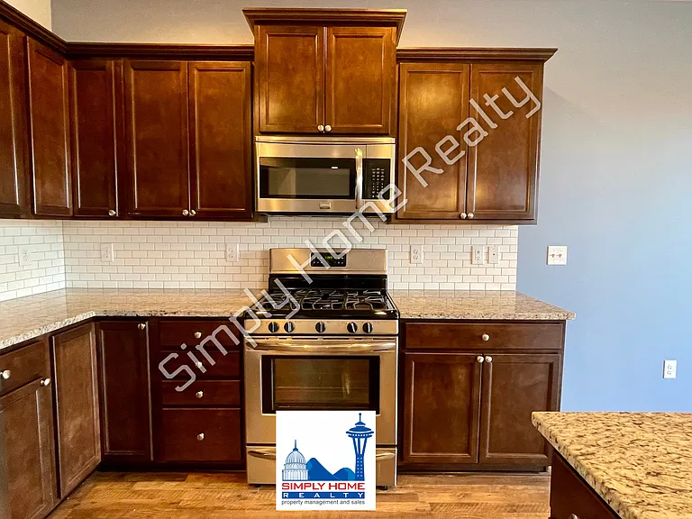 2420 Burlwood St NE — Photo 8
