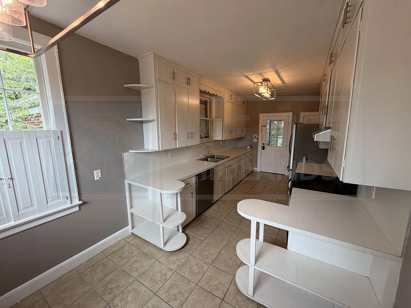 3925 Rosewood Dr. — Photo 3