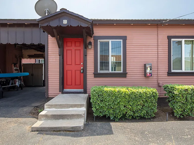 1414 Roosevelt Ave — Photo 2