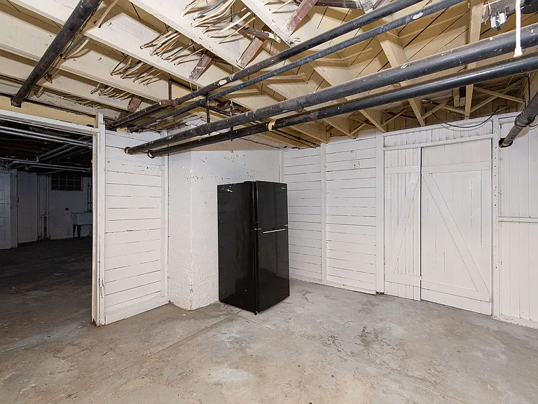 Beautifully updated Tudor style duplex. Upper unit. Large rooms. 2 balconies, private entry. Fenc... — Photo 35