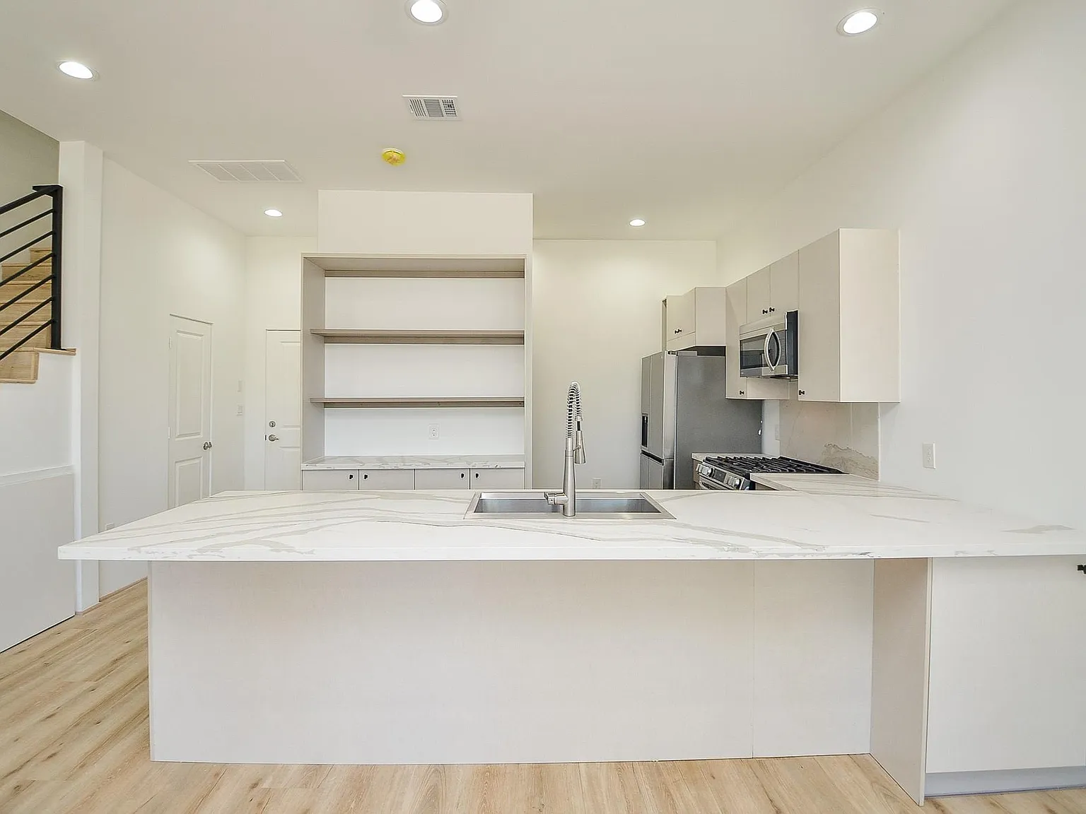 4 bed, 3.5 bath, 2802 sqft, $2,500 — Photo 3