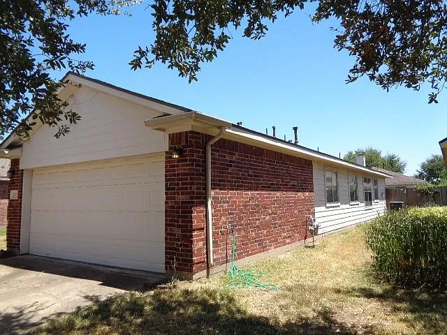 3 bed, 2.0 bath, 1584 sqft, $1,830 — Photo 2