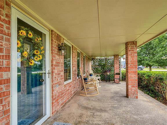 2nd image of 975 Garden Rd