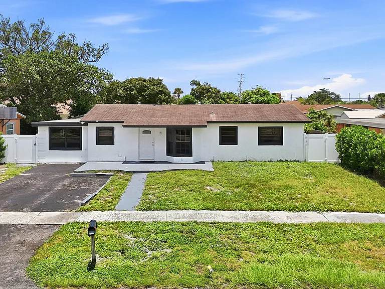 1060 SW 5th Ter — Photo 1