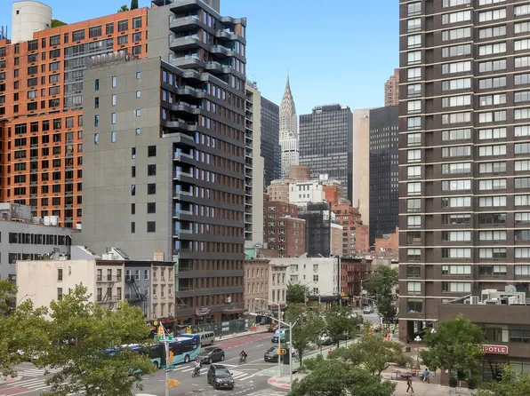 300 East 33rd Street 2L image 2 of 4