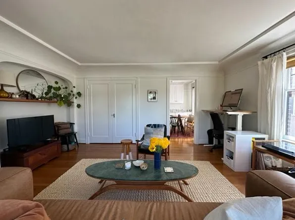 4212 Phinney Ave N APT 4, Seattle, WA 98103