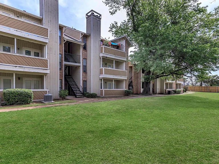 Lincoln Glens Apartments — Photo 6