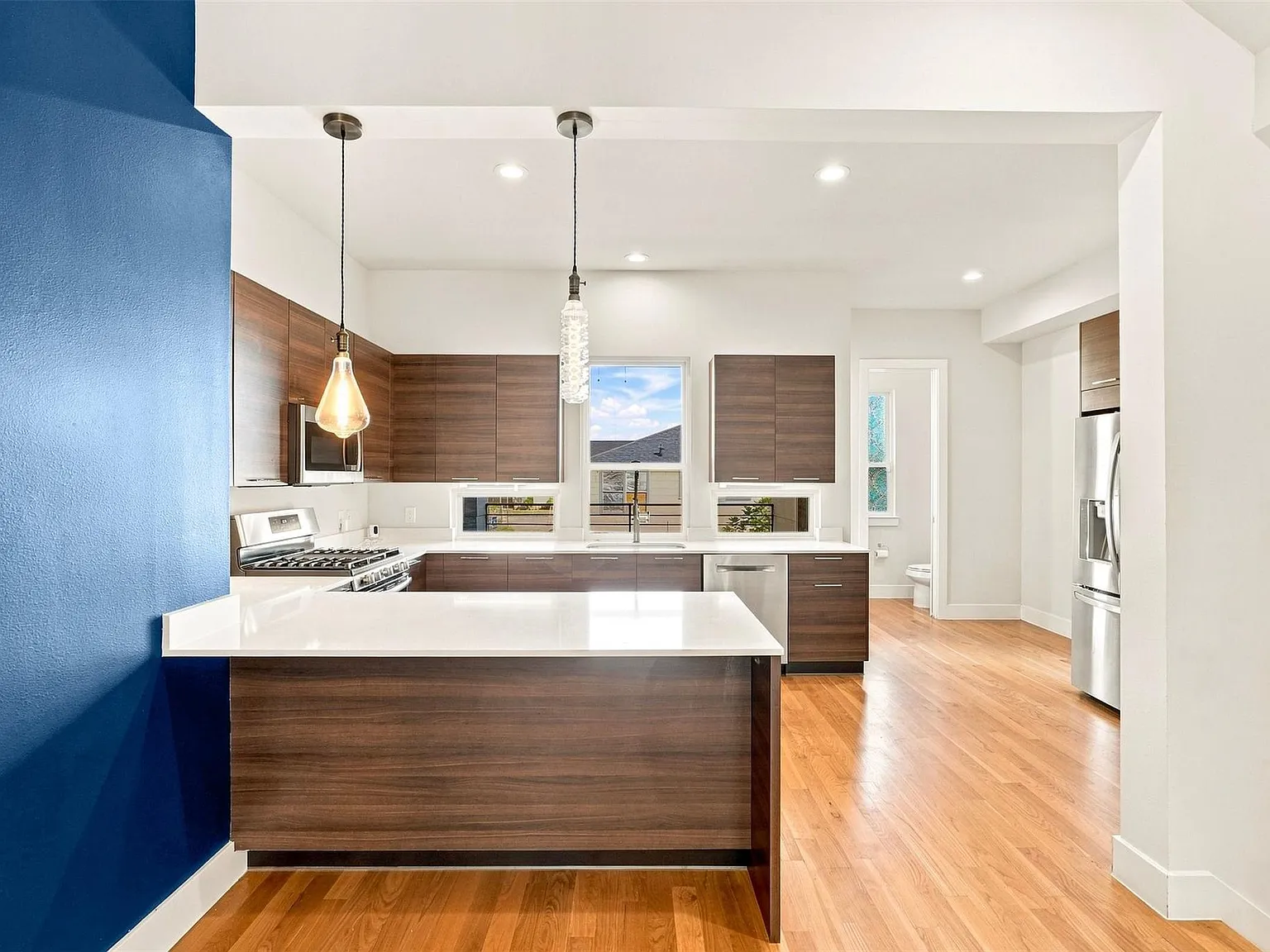 3 bed, 3.5 bath, 2227 sqft, $3,200 — Photo 3