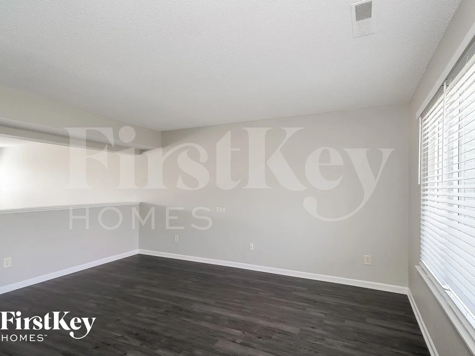 4 bed, 2.5 bath, 2522 sqft, $2,370 — Photo 2