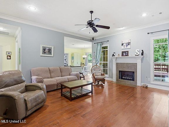 5th image of 122 Addison Way