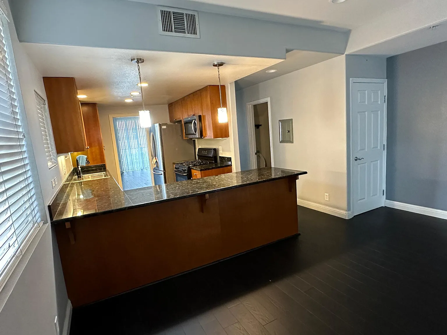 3 bed, 2.5 bath, 1582 sqft, $4,350 — Photo 3