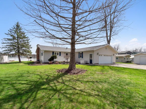 682 Lakeview Dr, Lake Odessa, MI 48849