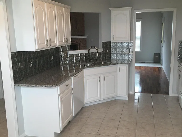 604 Ryleigh Cir — Photo 2