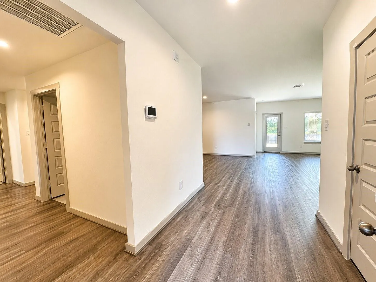 4 bed, 2.0 bath, 2015 sqft, $2,300 — Photo 2