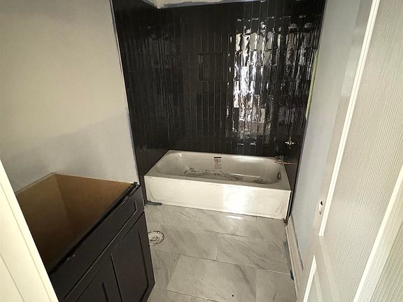 4th image of 40 Highland View Dr