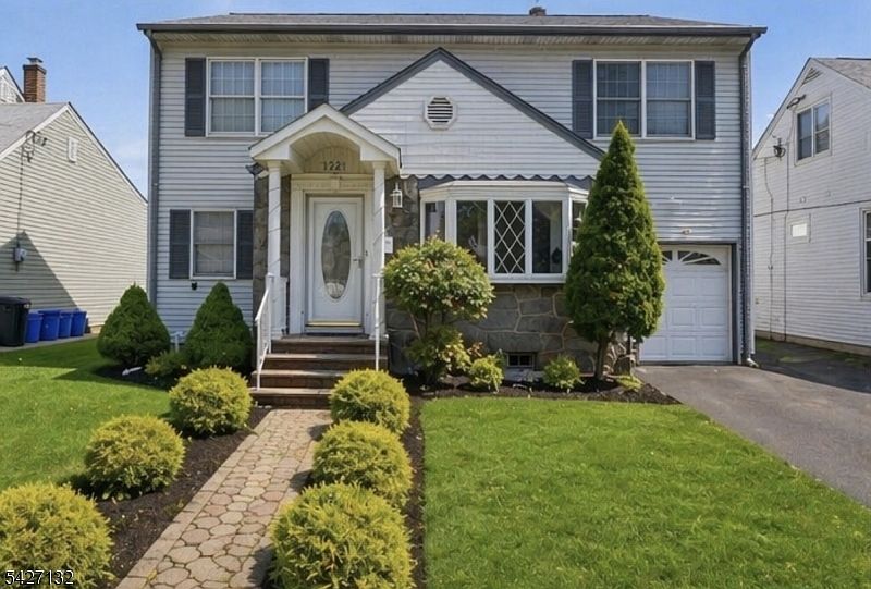 1st image of 1221 Oak Pl