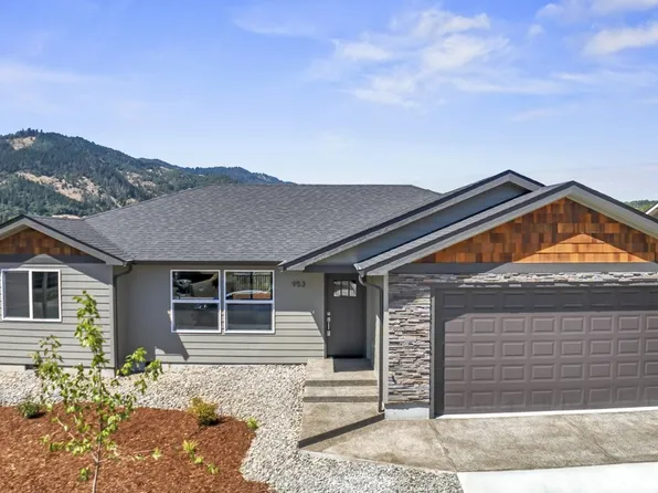 953 SE Fairway Dr, Myrtle Creek, OR 97457