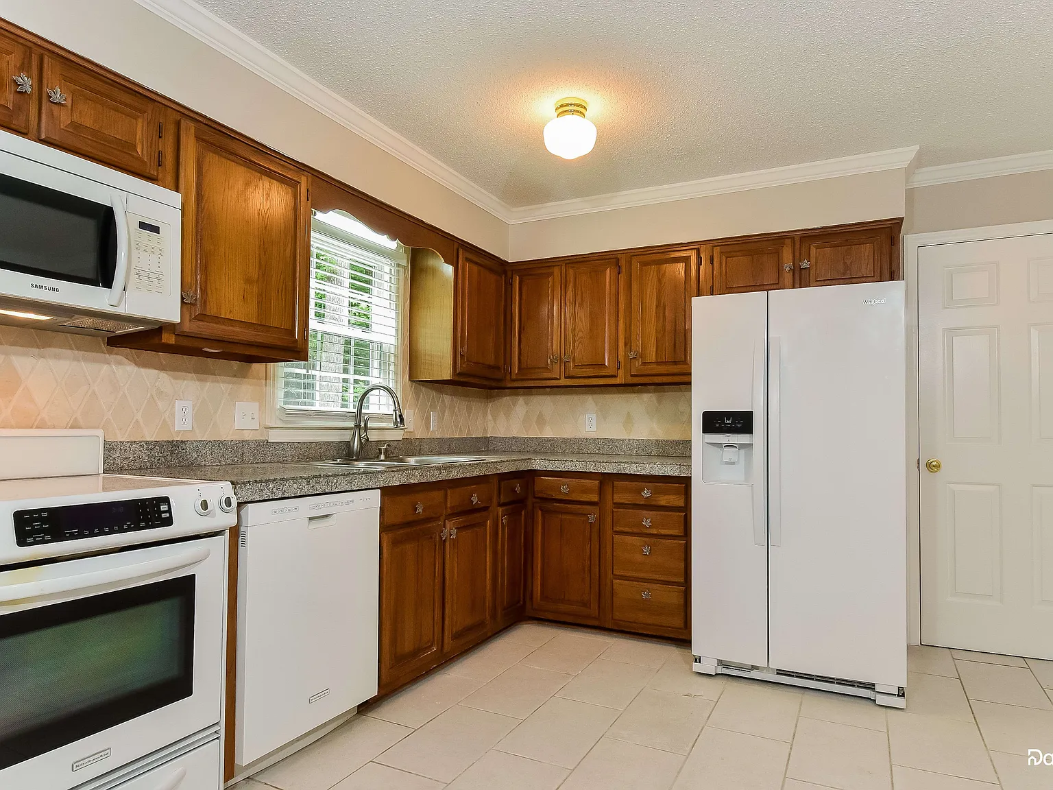 3 bed, 2.5 bath, 1992 sqft, $2,015 — Photo 4