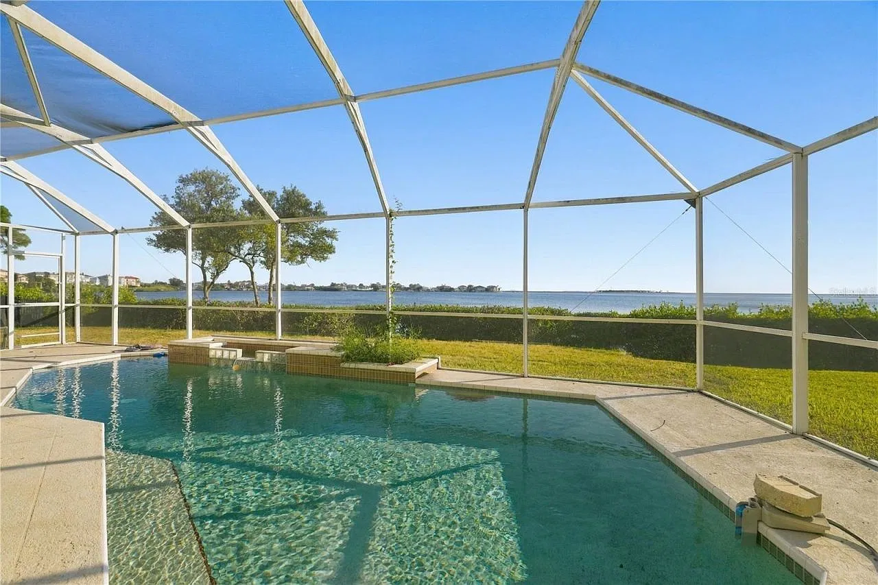 5 bed, 3.5 bath, 4492 sqft, $7,495 — Photo 2