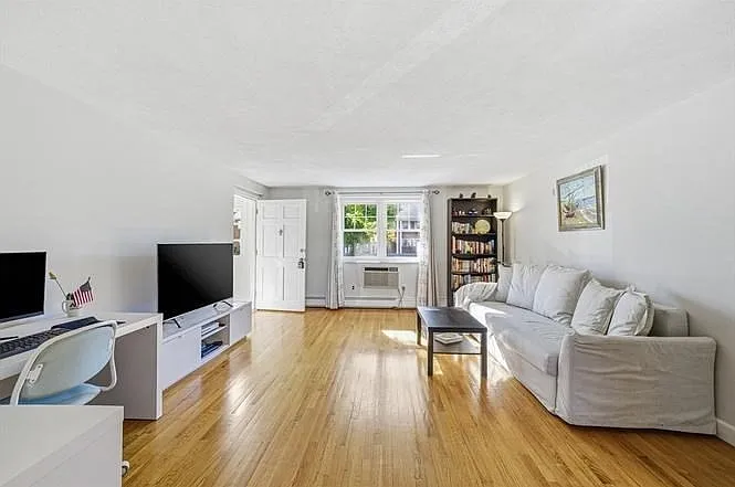 2 bed, 1.0 bath, 1230 sqft, $3,100 — Photo 2