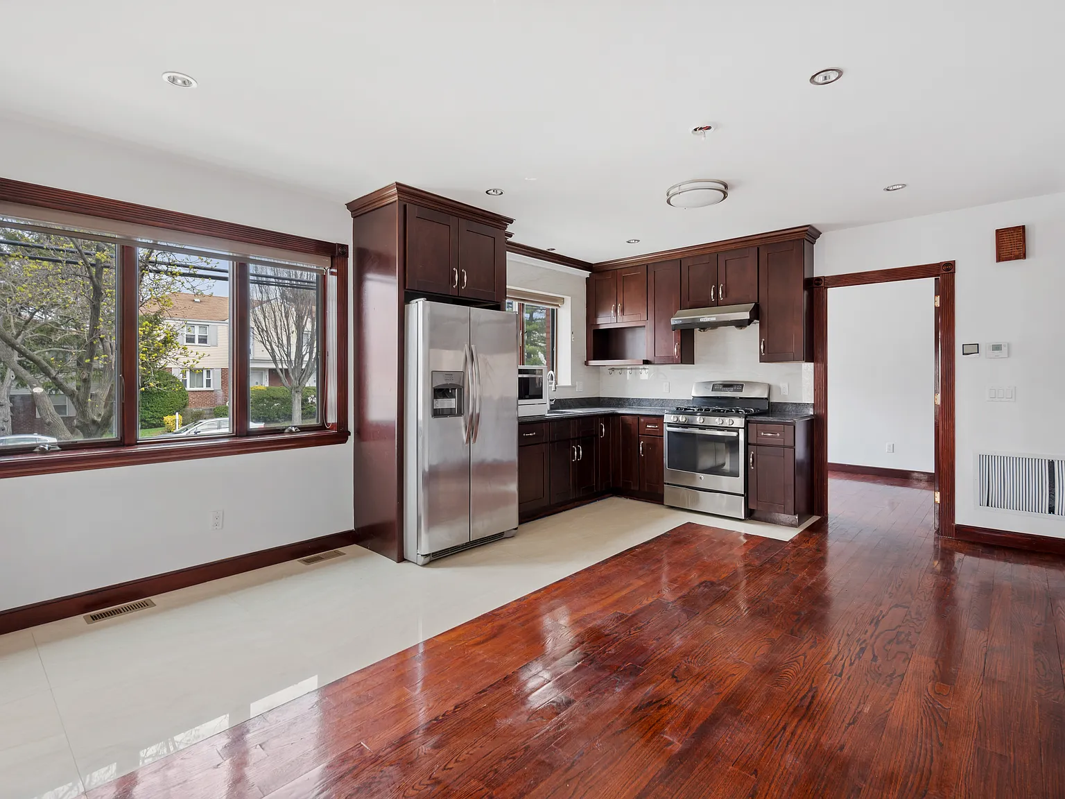 3 bed, 1.5 bath, 1100 sqft, $3,200 — Photo 4