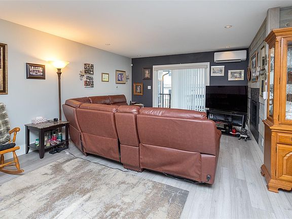 4th image of 6869 Lauras Ln