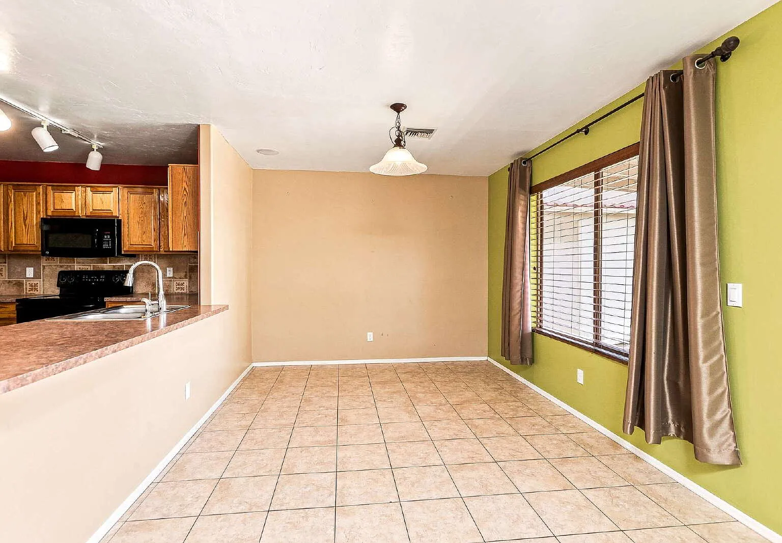3 bed, 3.0 bath, 1373 sqft, $2,095 — Photo 4