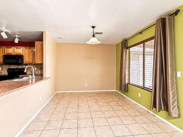 2426 W Silverbell Tree Dr — Photo 4