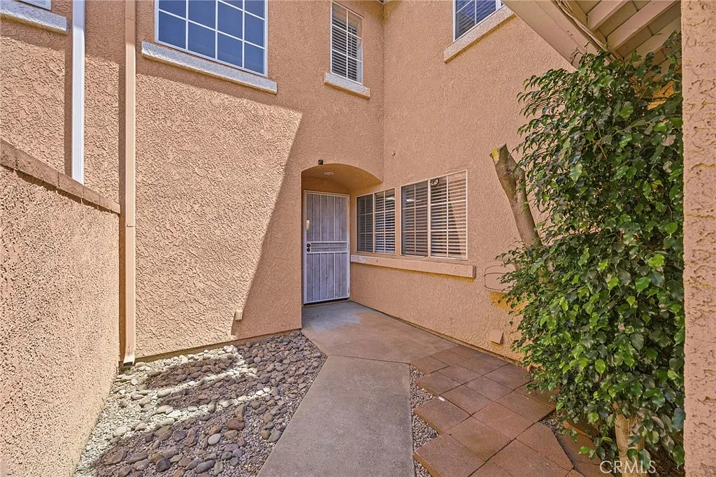 3 bed, 2.5 bath, 1417 sqft, $3,100 — Photo 2