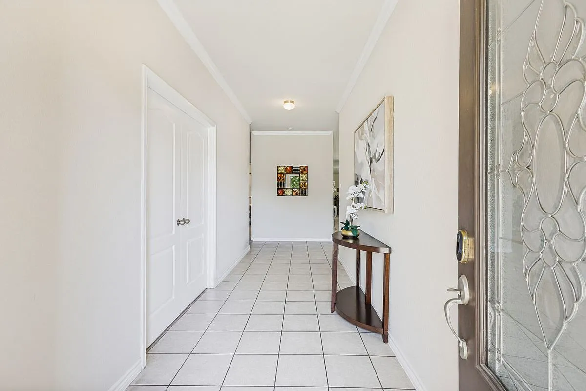 3 bed, 2.0 bath, 2173 sqft, $2,300 — Photo 3