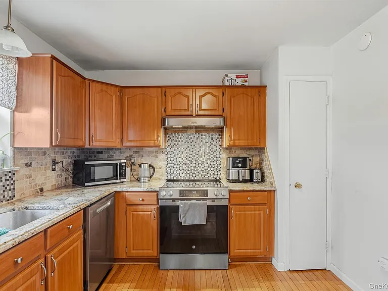 35 Helene Rd — Photo 8