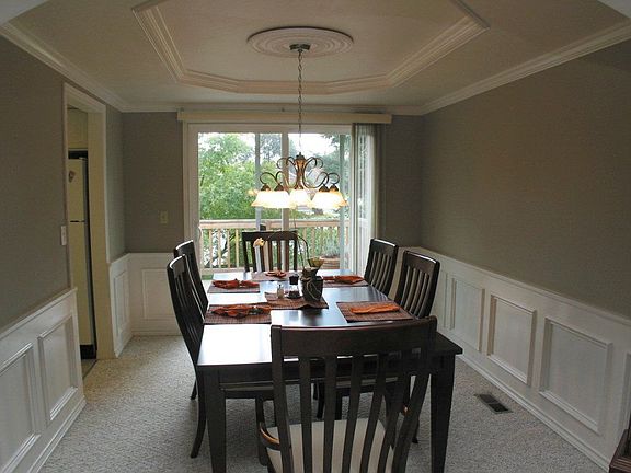 Wainscoting, crown molding...what a stylish dining room