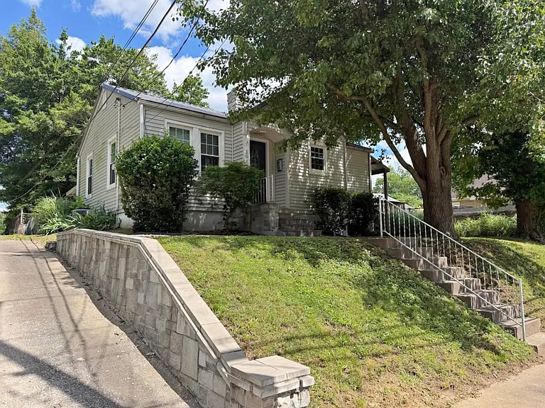1012 Perry Ave — Photo 1