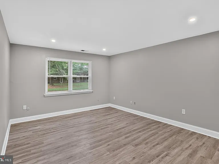 1807 Silver Ct — Photo 15