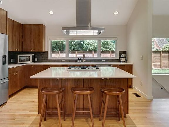 Kitchen Island w/ seating