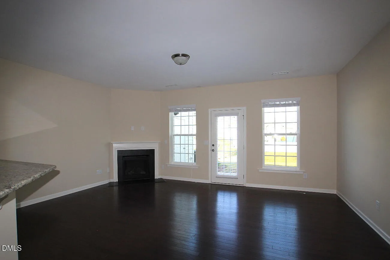 3 bed, 2.5 bath, 1458 sqft, $1,800 — Photo 4