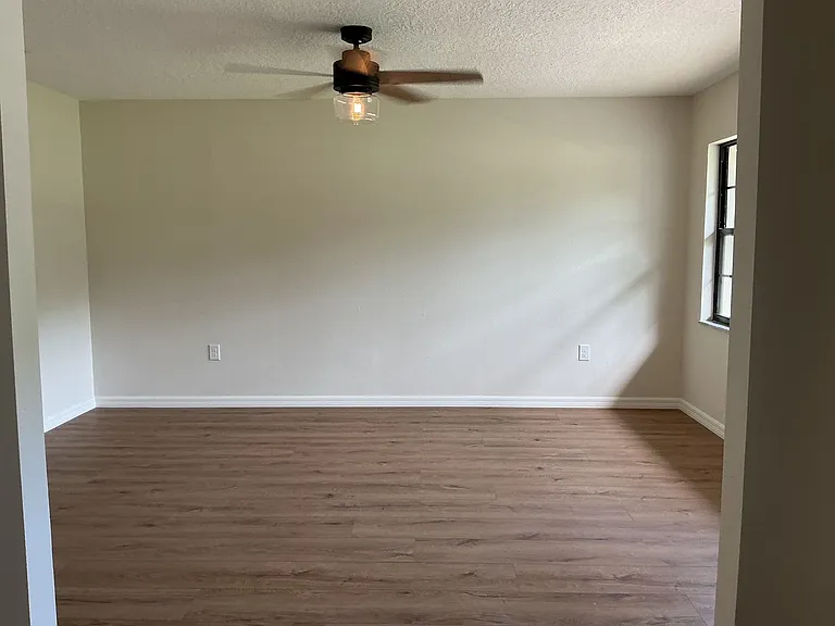 512 Poppell Dr — Photo 2