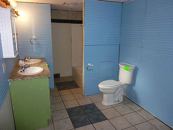 BATH & LAUNDRY ROOM