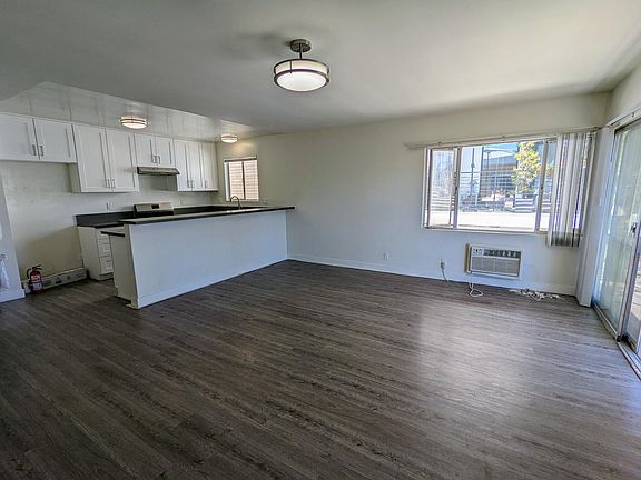 3rd image of 4-1219 Larrabee St #4