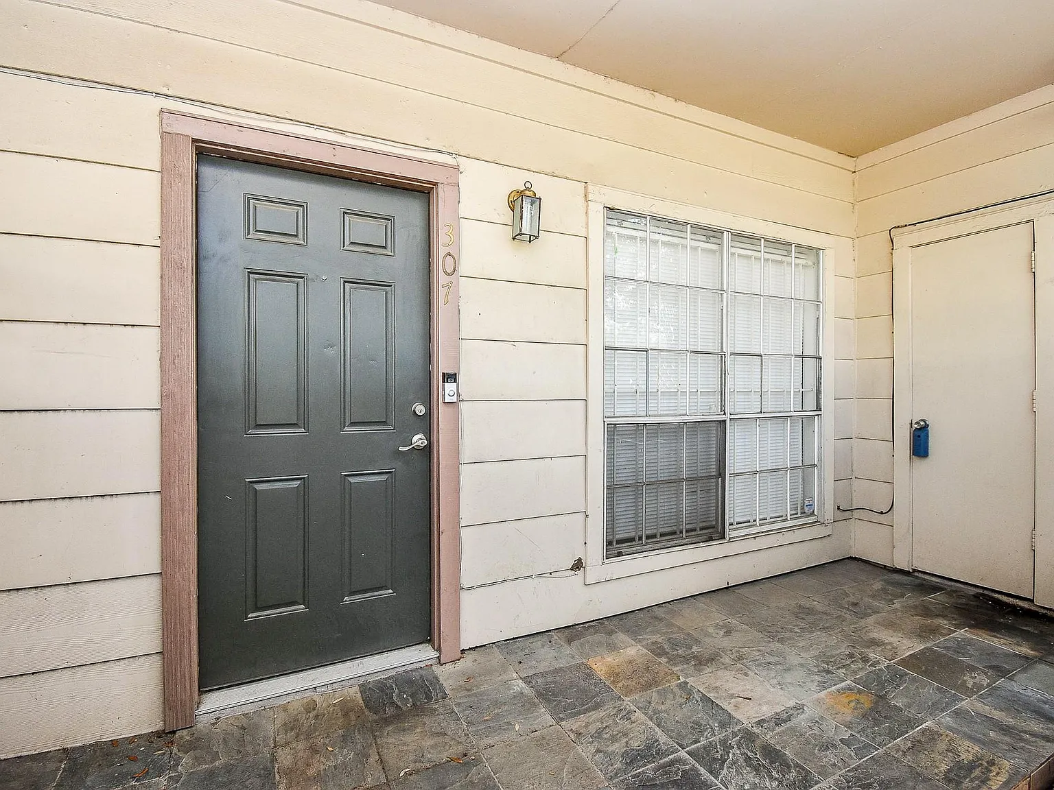 2 bed, 1.0 bath, 841 sqft, $1,200 — Photo 3