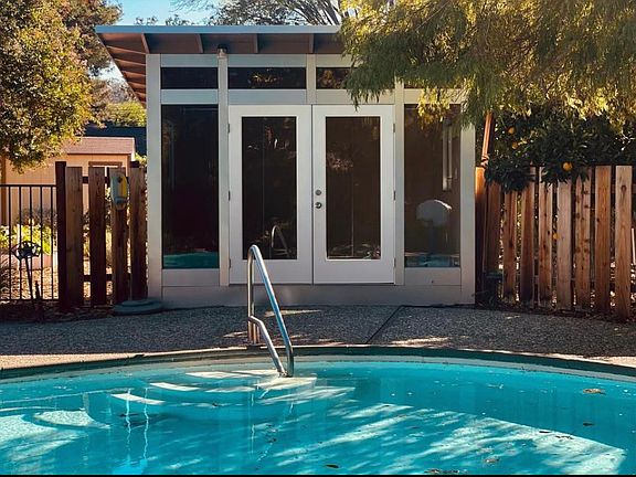 Poolhouse when doors are closed