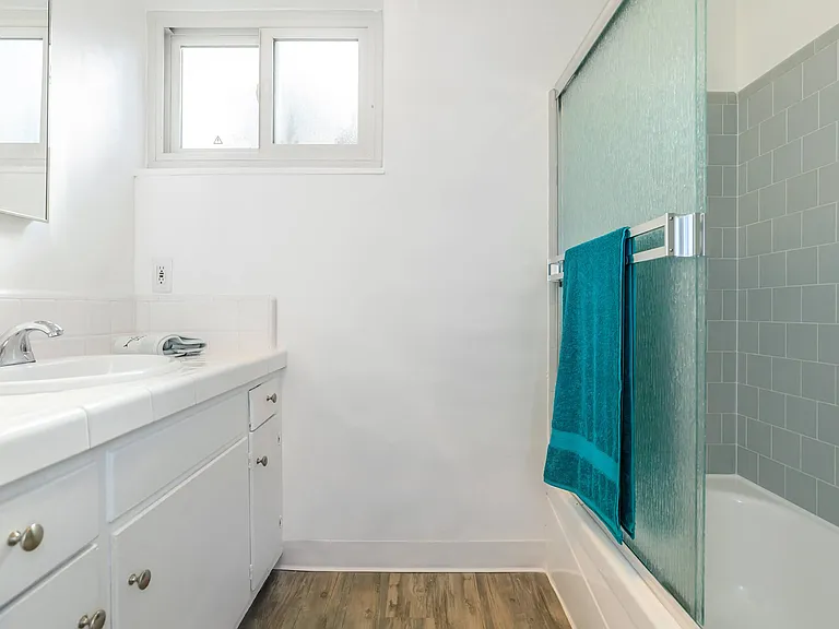 Sea Breeze Beach Apartments — Photo 37